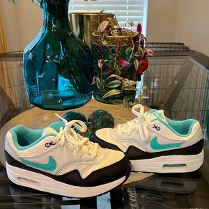 Boys size 13c white black and blue in color Nikes